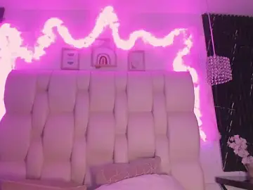 Stripchat Sex Cam of MelodiLovee_